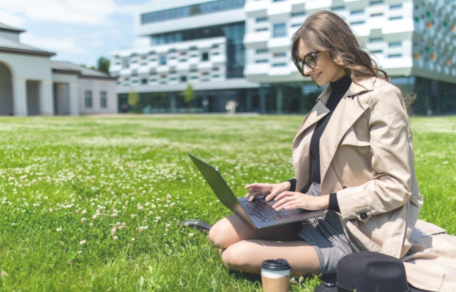 Espace de travail organisé avec ordinateur, documents financiers et plantes